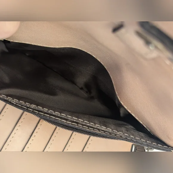 Patricia Nash Leather Clutch/Passport Holder - EUC Tan 7.5x5 Inches - Picture 9 of 13